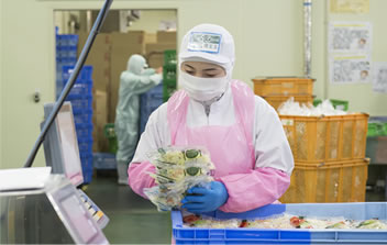 Checking indications on pre-cut vegetables